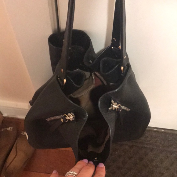 Beautiful black leather Burberry handbag. - Picture 6 of 7